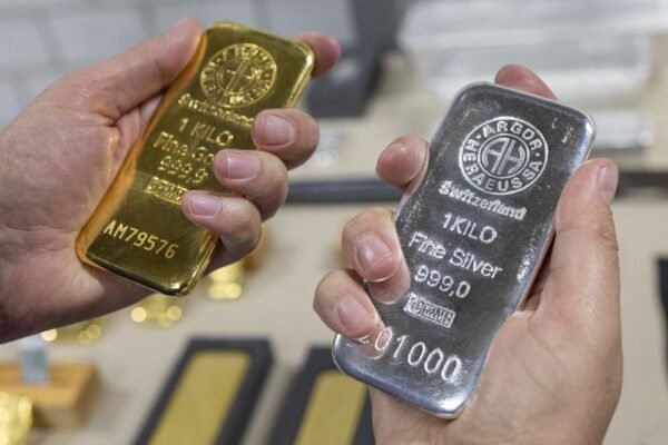 White House to clarify tariffs for gold bars as industry stops flying bullion to US